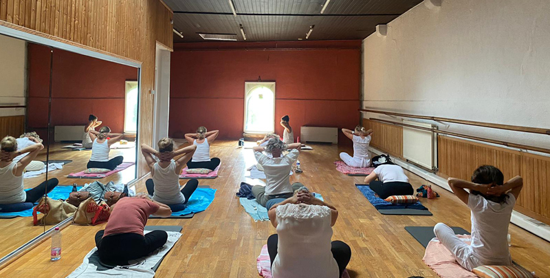 Visuel présentant un cours de Kundalini Yoga par Valérie Lainé, professeure de yoga kundalini à Bordeaux