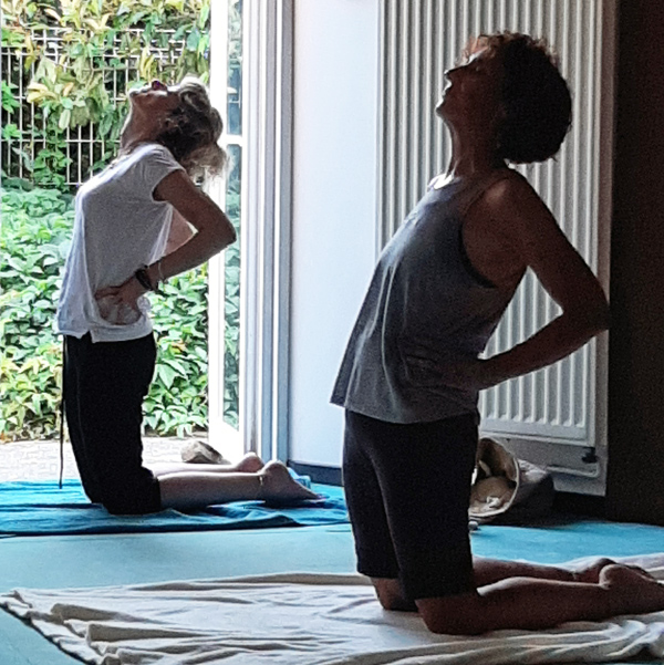 Visuel d'une posture lors d'un cours de Yoga Kundalini à Villenave d'Ornon