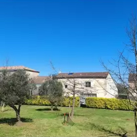 Visuel de l'extérieur du gîte à Cubnezais pour illustrer le stage de printemps du 20 au 23 mars 2026