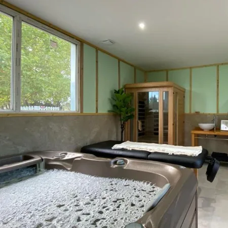 Visuel du jacuzzi du gîte à Cubnezais pour illustrer le stage de printemps du 20 au 23 mars 2026
